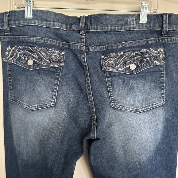 White House Black Market capri Jeans NWOT with bling back pockets - Picture 2 of 7